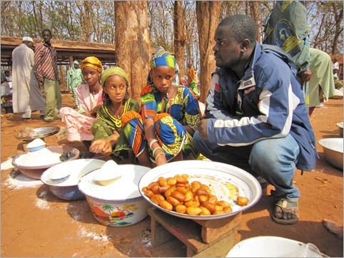 1a. Mbororo girls with Valentine at market